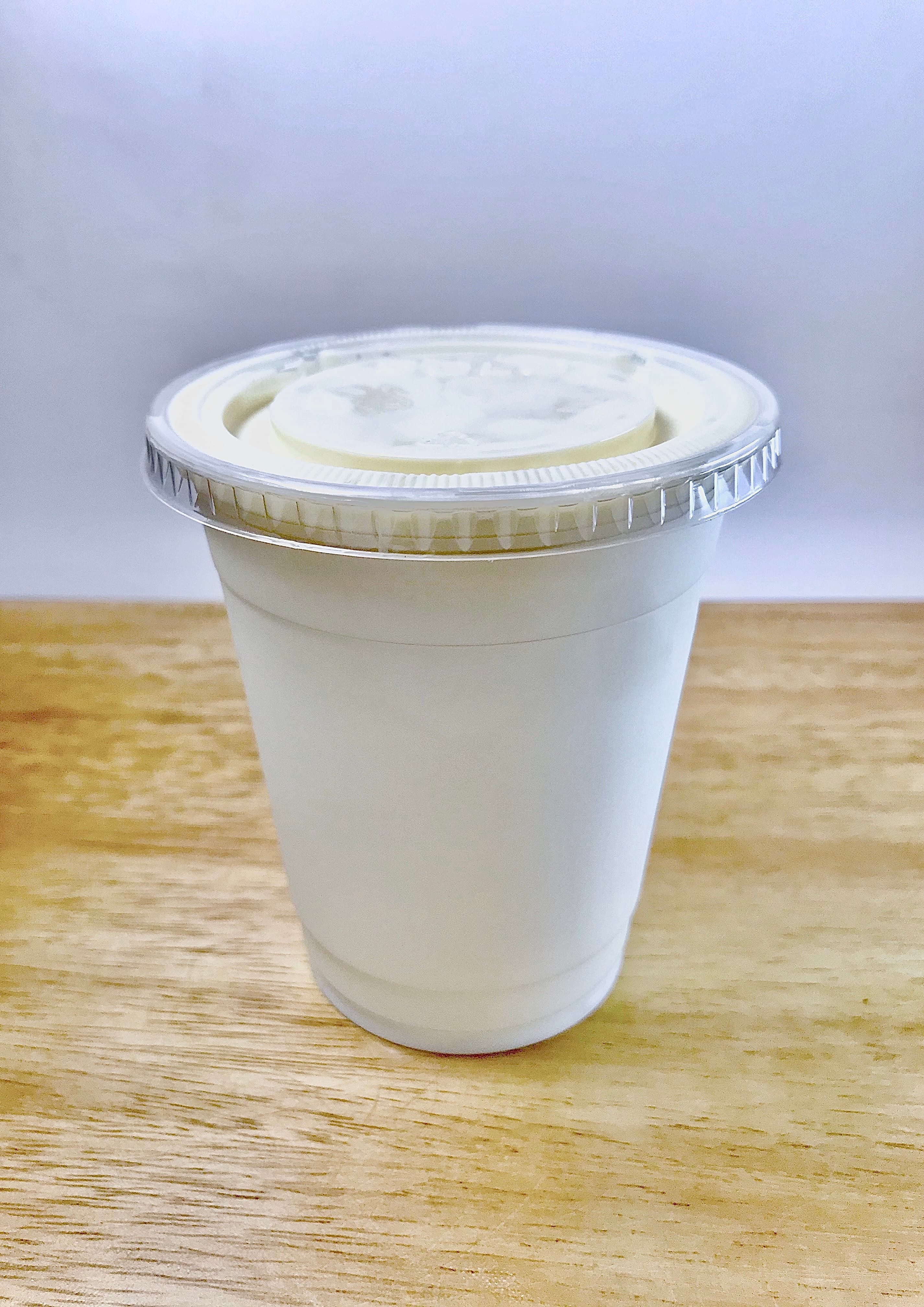 La leche agria es un producto lácteo fermentado con un sabor agradablemente ácido y una textura cremosa.