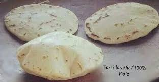 Una tortilla de maíz es un tipo de pan plano elaborado con masa de maíz nixtamalizado y cocida en un comal